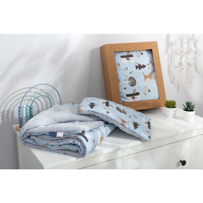 Muslino ir medvilnės pledukas ir pagalvė kūdikiui "Friends" melsvas 