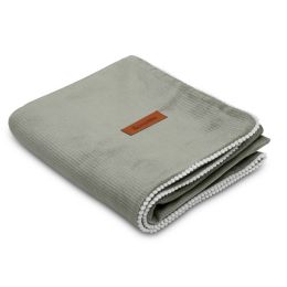 Puošnus aksominis pledas kūdikiui su subtiliais kutukais.