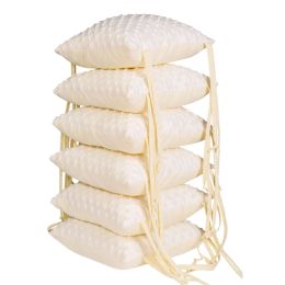 Lovytės apsaugėlė -pagalvėlės 180 cm "Cosy clouds" baltos spalvos. Lovytės apsaugėlė susideda iš 6 pagalvių 30x30 cm dydžio